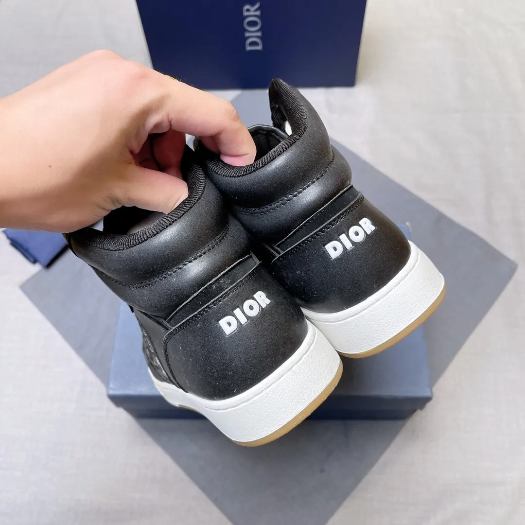 p440 "Dio*" mid-top B27 casual sneakers. This B27 high-top sneaker is a new product in the series and continues Di*r's classic style. Crafted from gray and white smooth calf leather with beige and black Oblique print panels on the sides. The "CD Icon" shaped shoelace eyelets are clever and delicate, and the two-color rubber sole, rear collar and heel are all equipped with the brand's iconic details to enhance the style. Oblique printed straps at the ankle allow for an adjustable fit to complement the overall design. Fashionable and versatile, it can complement any look. Create an exquisite design with unique dynamic vitality and modern atmosphere, presented in low-top and high-top styles. This new must-have shoe adds a new dimension to Dior's archive heritage, embodying modern elegance. Purchase the original version and make it 1:1. If you need top quality, please come to me! Male 38-44! No. 067